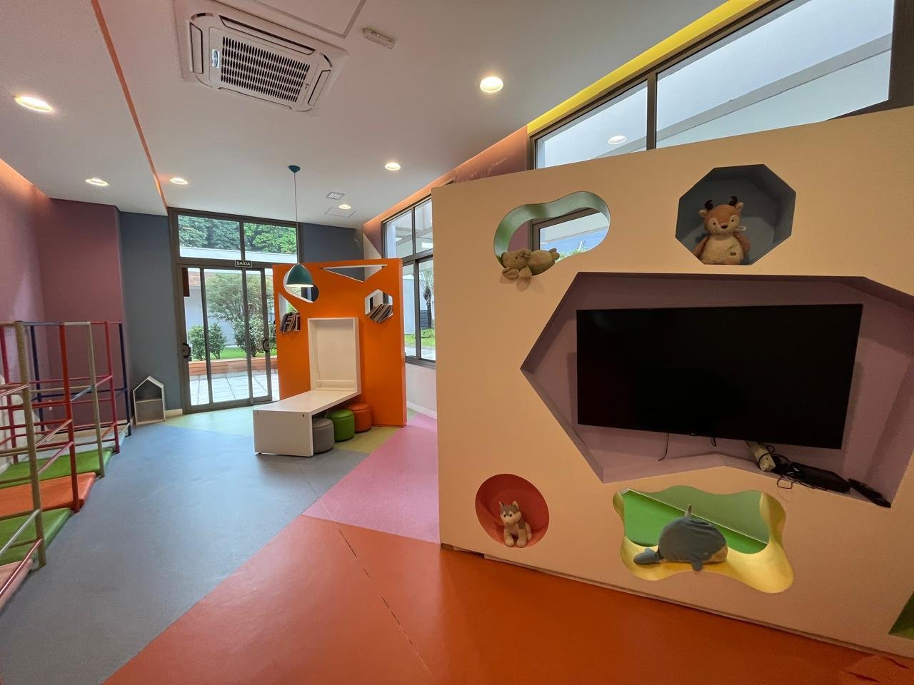 Brinquedoteca Sartoria Taquaral com TV embutida e nichos decorativos