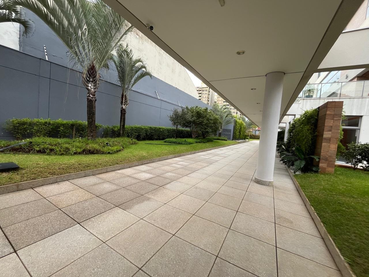 Alameda coberta com pilares e jardim no Sartoria Taquaral