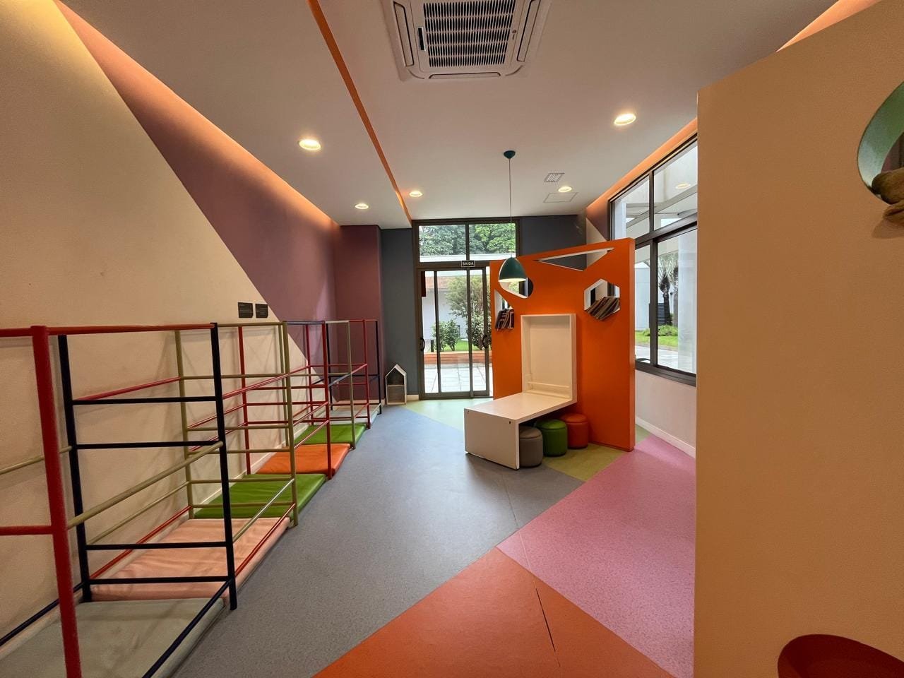 Brinquedoteca Sartoria Taquaral com gaiola de escalada e piso colorido