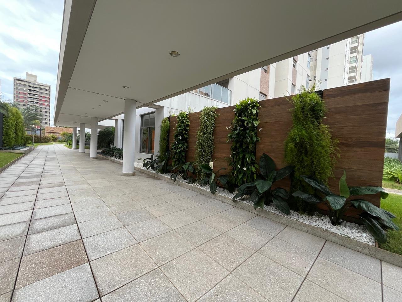 Alameda coberta com jardim vertical em madeira e plantas no Sartoria Taquaral