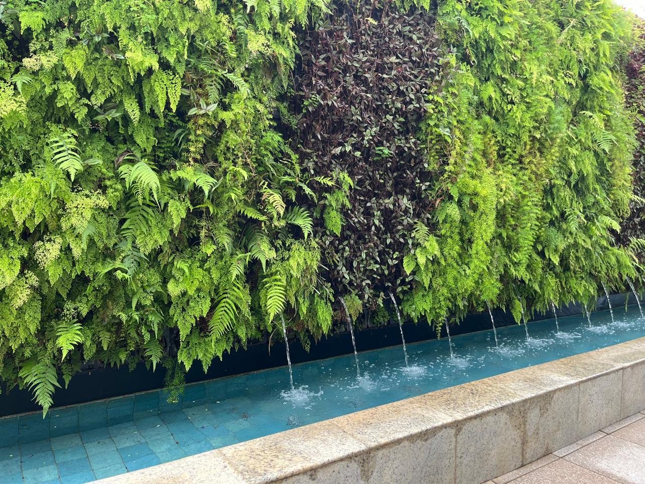 Trampoline externo com jardim florido e árvores no Sartoria Taquaral