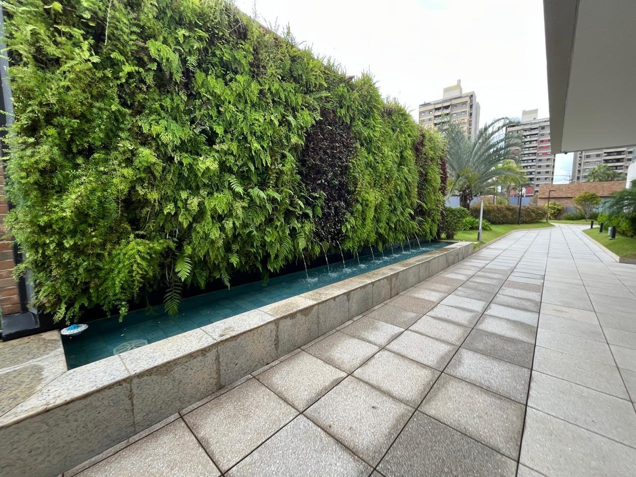 Jardim vertical com espelho d'água e chafariz no Sartoria Taquaral Campinas — close