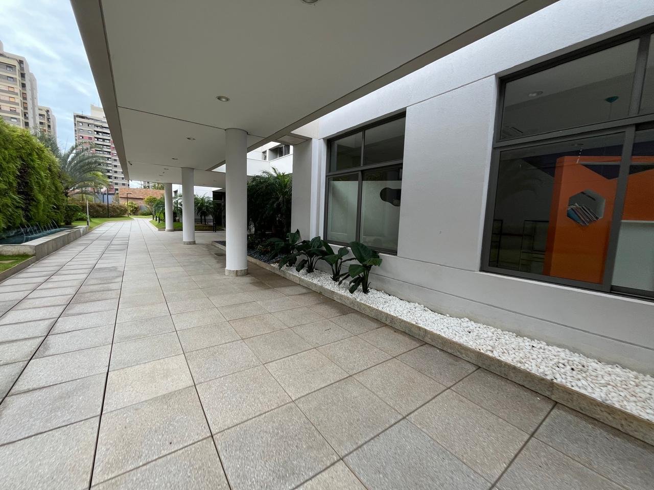 Jardim vertical com espelho d'água e alameda no Sartoria Taquaral