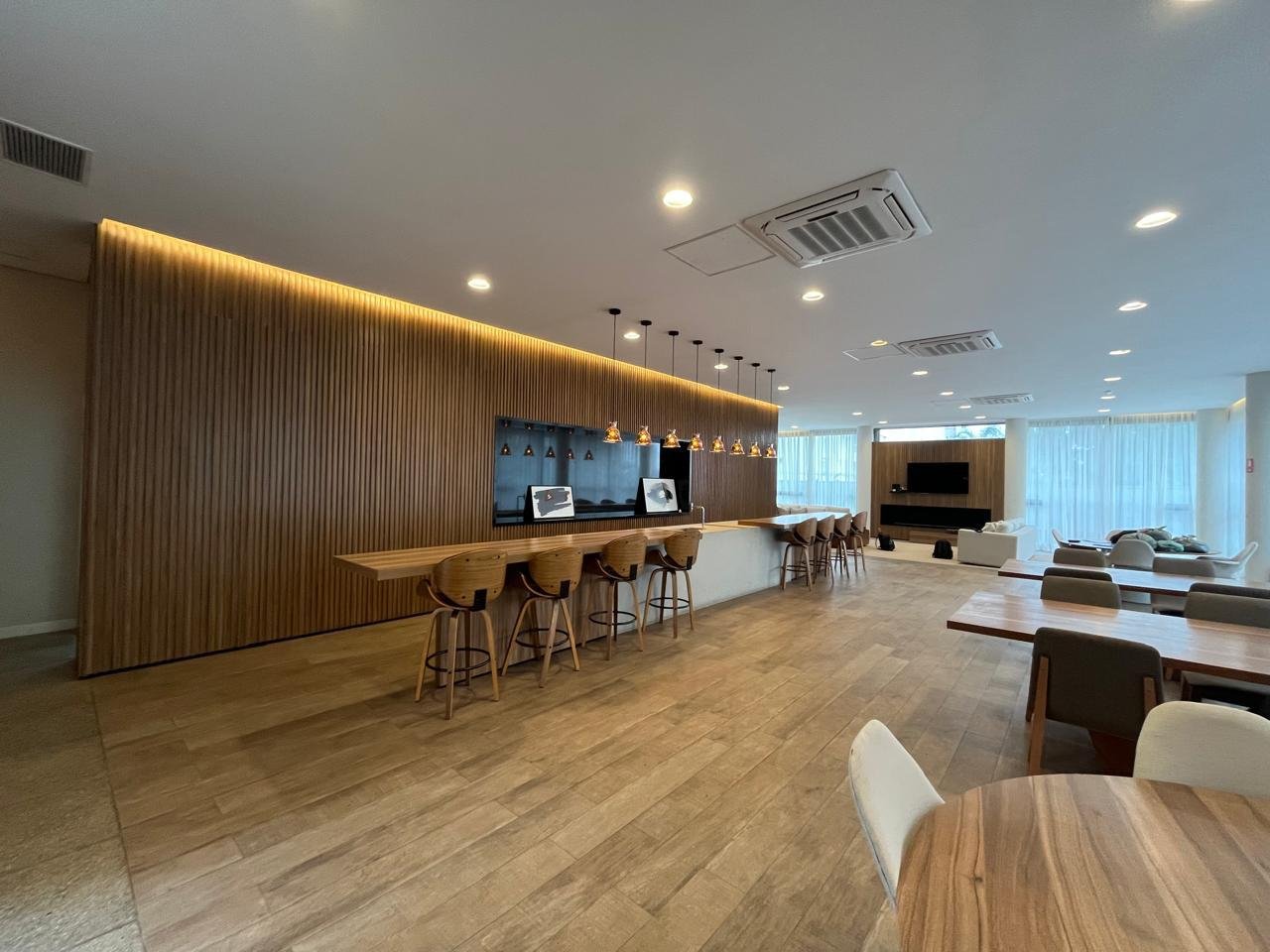 Bar ripado retroiluminado do salão de festas Sartoria Taquaral