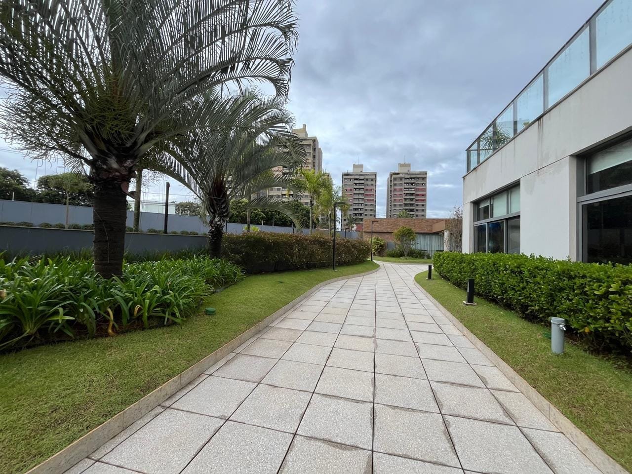 Jardim com palmeira imperial e paisagismo do Sartoria Taquaral Campinas