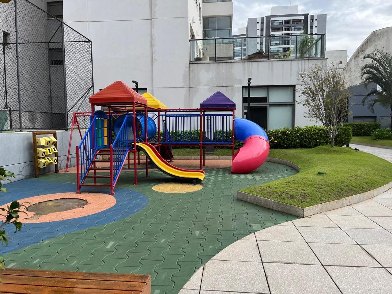 Playground externo do Sartoria Taquaral com piso emborrachado colorido