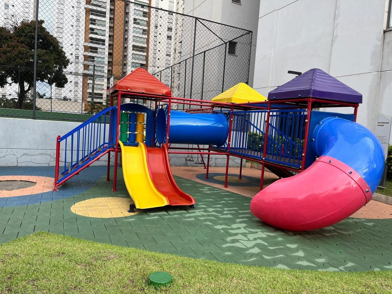 Playground externo Sartoria Taquaral com escorregador e tobogã
