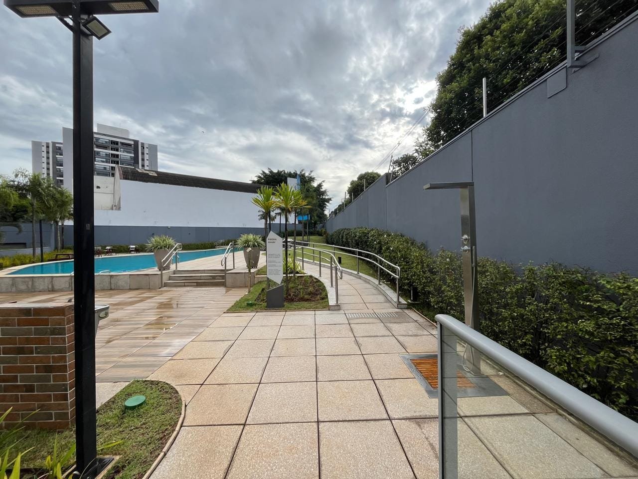 Acesso à área de serviço externo e jardim no Sartoria Taquaral