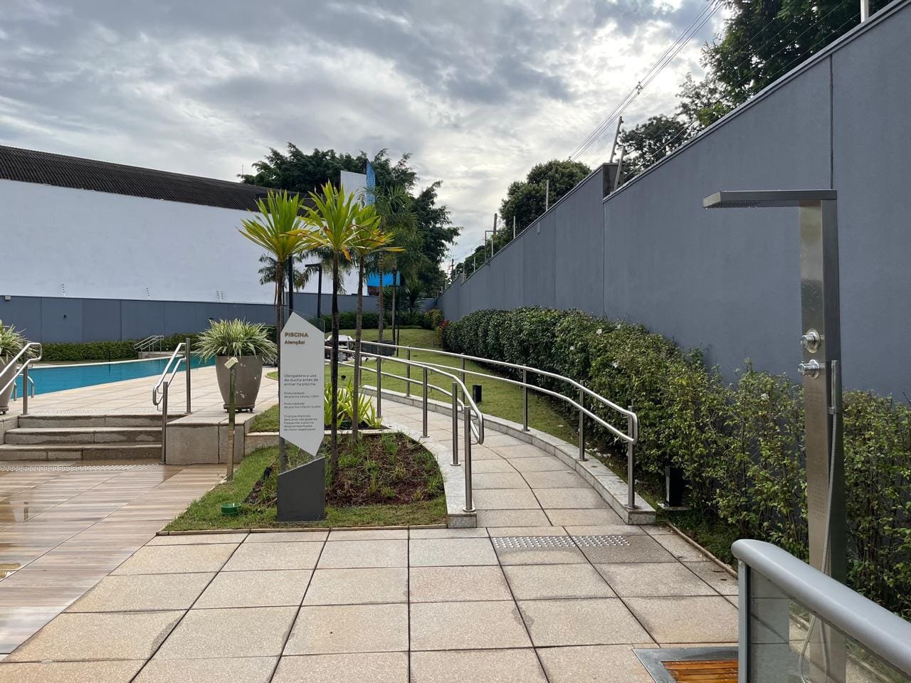 Caminho de acesso à piscina do Sartoria Taquaral com rampas e jardim