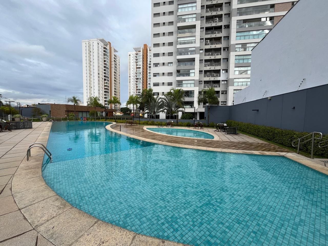 Piscina adulto e infantil do Sartoria Taquaral com vista para a torre