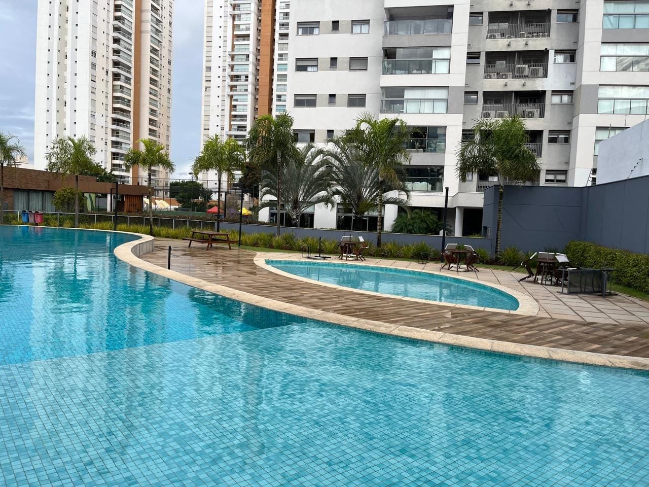 Piscina do Sartoria Taquaral com deck de madeira e espreguiçadeiras