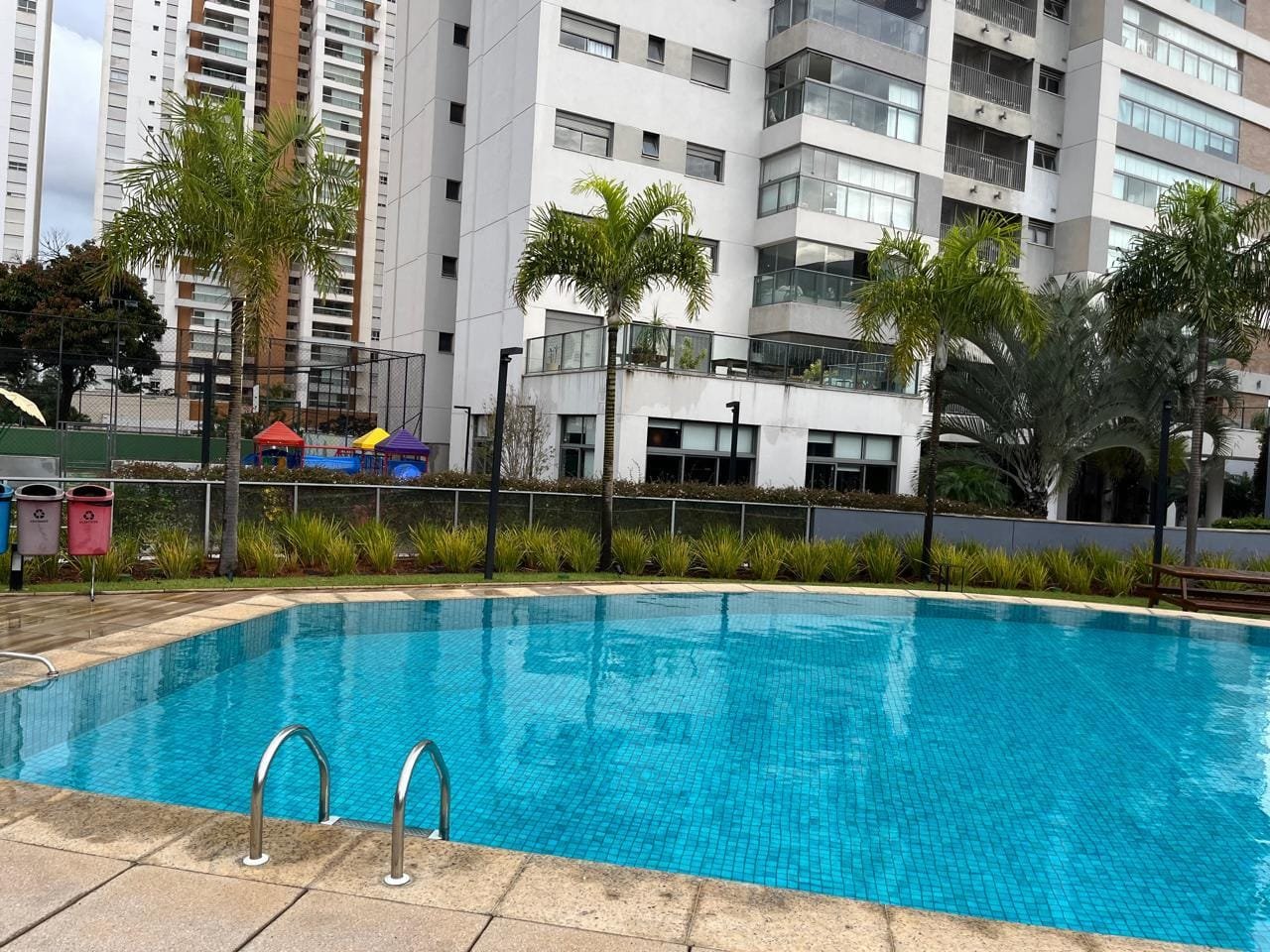Piscina infantil do Sartoria Taquaral com playground ao fundo