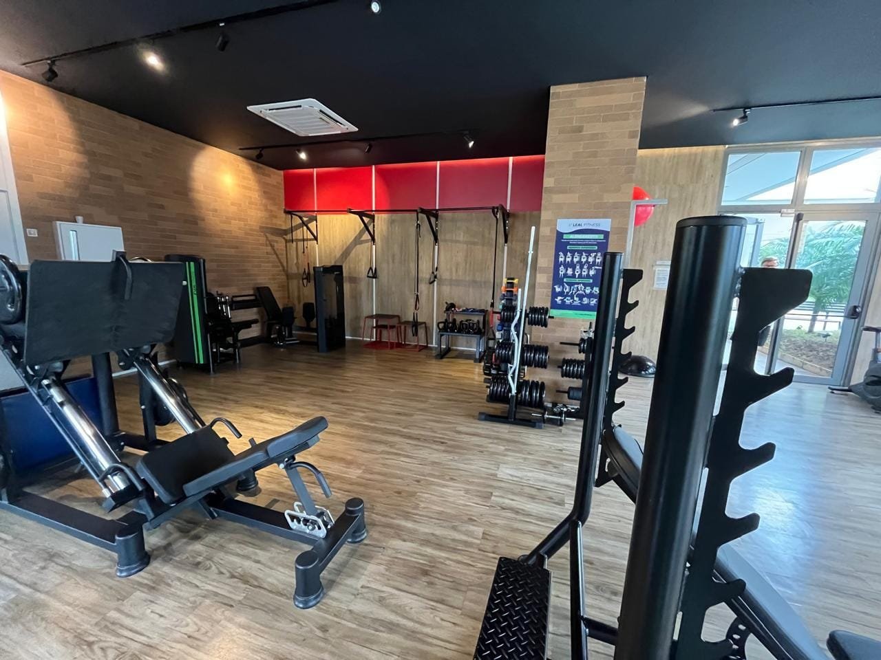 Área de musculação da academia Sartoria Taquaral com leg press