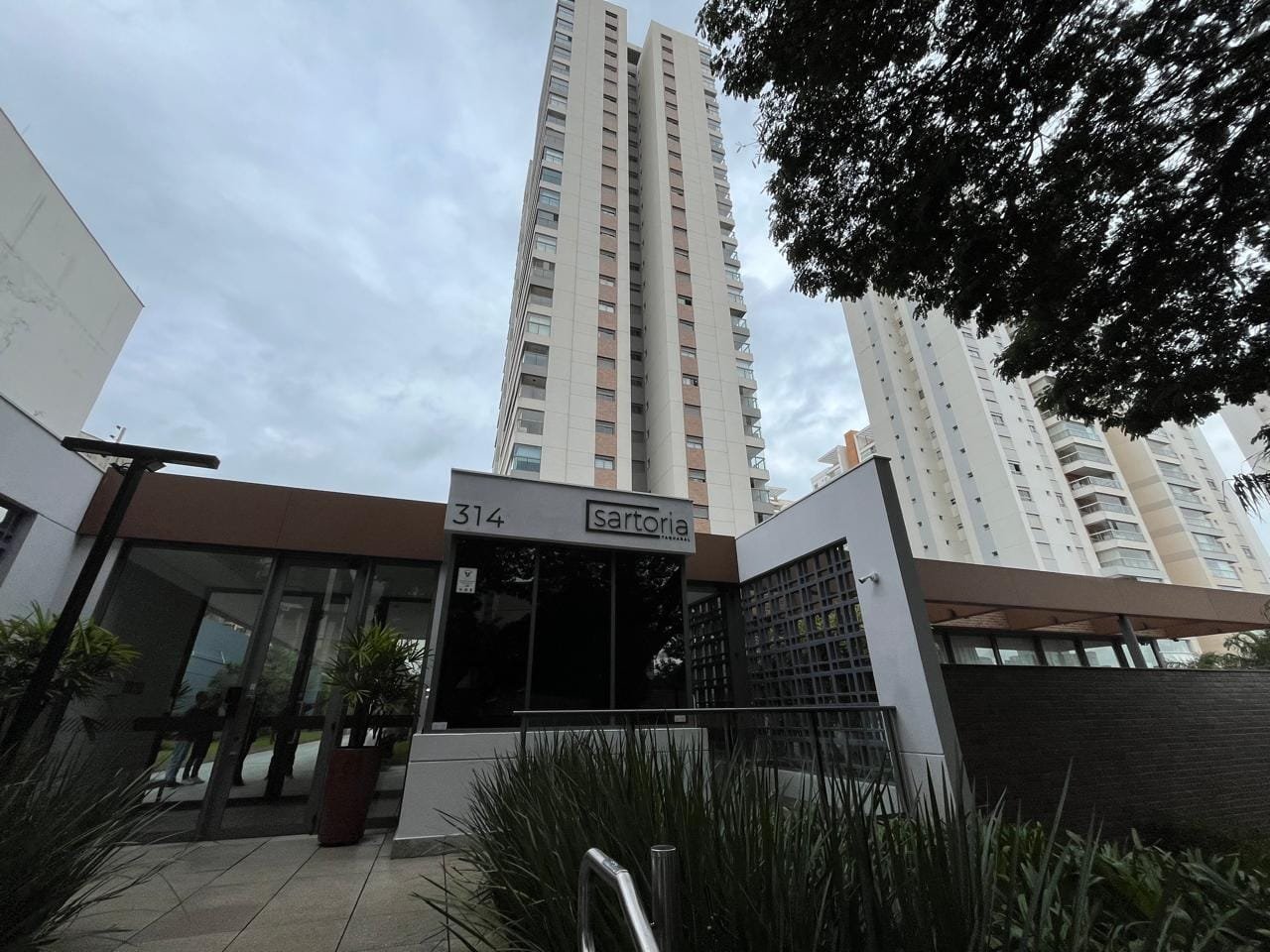 Fachada completa do Sartoria Taquaral com torre de 26 pavimentos, Campinas SP