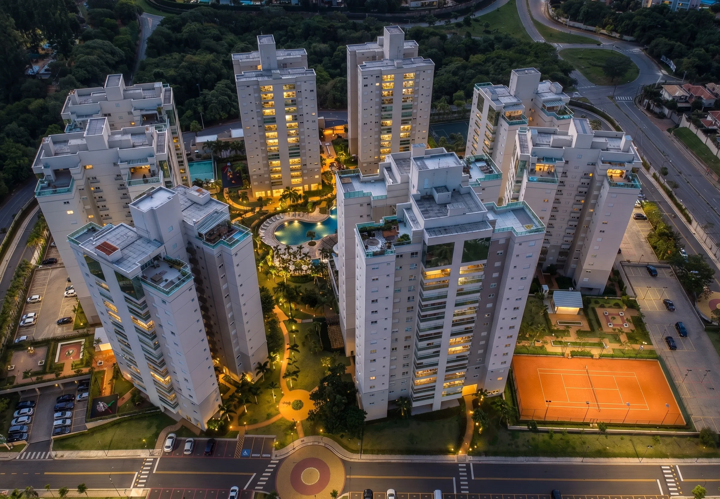 Fachada noturna do Acqua Galleria — vista do empreendimento em Fazenda São Quirino, Campinas/SP
